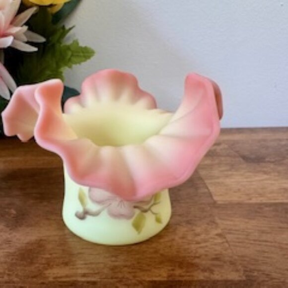 Fenton Burmese Glass Ruffled Vase Signed S. Walsh Hand Painted Vintage Art Glass - Picture 3 of 6